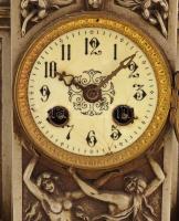 Asztali óra. XIX. sz. Dekoratív fém házzal, ingás szerkezet. zománc számlappal. Felesütős. Csengő né...