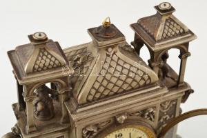 Asztali óra. XIX. sz. Dekoratív fém házzal, ingás szerkezet. zománc számlappal. Felesütős. Csengő né...