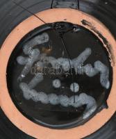 Gorka Lívia (1925-2011): Falitál
Korongozott és kézzel formált kerámia. Öblében színesen festett és...