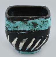 Gorka Lívia (1925-2011): Kaspó.
Korongozott és kézzel formált kerámia. Palástján színesen festett é...