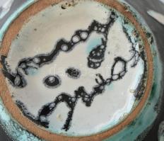 Gorka Lívia (1925-2011): Kaspó.
Korongozott és kézzel formált kerámia. Palástján színesen festett é...