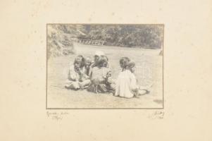 1930 Tápé, gyerekek a tarlón, kartonra kasírozott fotó, 13×17,5 cm