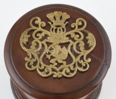 Címeres fa doboz. Réz, fa, javított. d: 11 cm