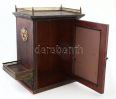 Fali kabinet, kis szekrény. Réz díszekkel, polctámasszal. XIX. sz. 39x33 cm CSAK SZEMÉLYES ÁTVÉTEL, ...