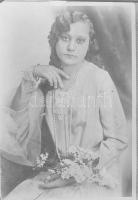 cca 1930 Nyakláncos fiatal nő, üvegnegatív, 12×9 cm