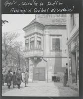 cca 1940-1950 Győr, Király u. és Szél u. sarkán lévő Abonyi és Szóbel divatáru üzlet, fotónegatív, 6×6 cm
