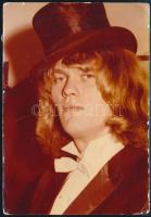 Kóbor János (1943-2021), az Omega énekesének autográf angol nyelvű sorai és aláírása őt magát ábrázo...