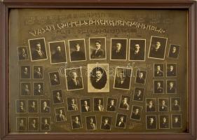 1913-1914 Vas utcai Felsőkereskedelmi iskola Felső B osztálya, tablófotó diákokkal és tanárokkal, díszes szecessziós ornamentikával. Üvegezett, kissé sérült fakeretben, 30x40 cm