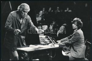 Kocsis Zoltán zongorista és Doráti Antal (1906-1988) karmester, 1978 körül, vintage fotó, készítette Fejér Gábor (Népszava Fotó), hátoldalon pecsételve és feliratozva, 16×24 cm 16x24 cm