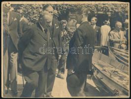 Liebmann Béla (1899-1996)szegedi fényképész aláírással és pecséttel jelzett vintage fotója, 1930 körül, sérült, 18×23,5 cm