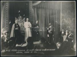 1939.III.24 XII. Piusz pápa (1876-1958) fogadja az első magyar zarándokokat Rómában, hátoldalán K. isebery Dely pecsétjével jelzett fotója, 17×23 cm + 1939 XI Pius Emlék nyomtatvány, 25,5x18 cm