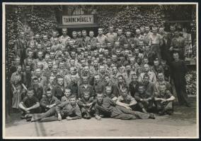 cca 1930 A Weiss Manfréd Gyár tanoncműhelye, hátoldalon feliratozott fotó, 12×17,5 cm