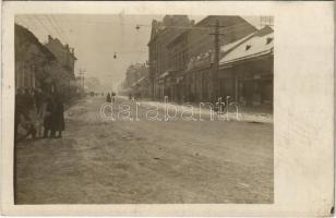 1917 Szolnok, utca télen, Korzó kávéház, üzletek. photo (EK)