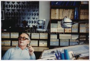 Hervé, Rodolf (1957-2000): Victor Vasarely portréja a műtermében, háttérben alkotásaival. Hátoldalán pecséttel jelzett fotó, 16x24 cm / Hervé, Rodolf (1957-2000): Victor Vasarely in his studio. Photo with the stamp of Hervé.