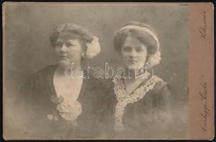 cca 1900-1910 Két hölgy, keményhátú kabinetfotó Csizhegyi Sándor kolozsvári műterméből, 16,5x10,5 cm