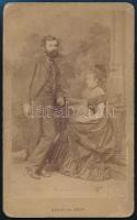 cca 1875 Kalicza Vilmos és neje, keményhátú fotó Gondy és Egey debreceni műterméből, vizitkártya, hátoldalán feliratozott, 10,5x6,5 cm