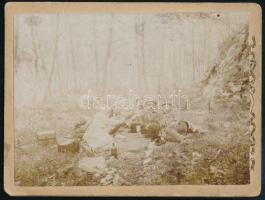 cca 1900-1910 Erdőben piknikező férfitársaság, keményhátú fotó, 12x9 cm