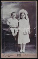 cca 1910 Elsőáldozó kislány és teniszütős kisfiú, keményhátú kabinetfotó Perger Vincze bajai műterméből, 16x10,5 cm
