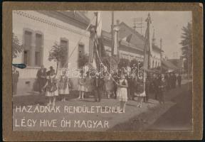 cca 1910-1920 "Hazádnak rendületlenül légy hive óh magyar", ünnepi felvonulás zászlókkal, fotó kartonon, 13x8,5 cm