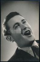 cca 1940 Vári-Weinstock (1945-től Gafni) Miklós (1924-1981) operaénekes (tenor), hátoldalán feliratozott fotólap, 14x9 cm