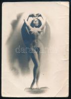 cca 1920-1940 Művészi aktfotó, fotólap, gyűrődésekkel, apró szakadással, 12,5x8,5 cm