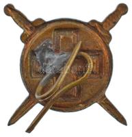 ~1920-1930. Zománcozott bronz vöröskeresztes jelvény kardokkal (17x17mm) T:2