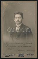 1914 Fiatal férfi (Liszkay Sándor) portréja, keményhátú fotó Paál József komáromi műterméből, vizitkártya, feliratozva, ajándékozási sorokkal, apró lyukkal, 10,5x6,5 cm