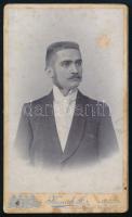 cca 1900 Bajszos fiatal férfi portréja, keményhátú fotó Kossak József aradi műterméből, vizitkártya, kissé foltos, 10,5x6,5 cm