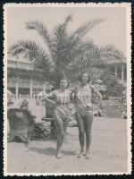 1942 A budapesti Széchenyi strandon pálmafa árnyékában, hátoldalon feliratozott fotó, 11,5×8,5 cm