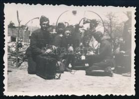 1940 Katonai rádiós egység Örkényben, háttérben romokkal, hátoldalon feliratozott fotó, 6×8,5 cm