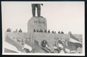 1956 Budapest, díszemelvény az utolsó május elsejei felvonuláson a nagy Sztálin-szobor lábainál, hátoldalon dátumozott fotó, 6×9 cm