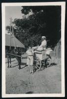 cca 1935 Fagylaltárus lovaskocsi valahol vidéken, fotó, 6,5×4,5 cm