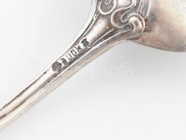 5 db díszes ezüst (Ag) kanál. Jelzett, kisebb kopásnyomokkal, h: 12,5 cm, össz. 90 g