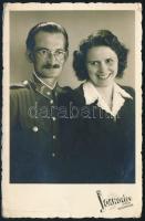 1944 Katonatiszt és felesége, fotólap Joanovics utóda műterméből, felületén törésnyomok, 13,5×8,5 cm