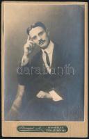 cca 1920 Férfiportré, kartonra ragasztott fotó Sternád gyulafehérvári műterméből, sarkán törésnyom, 14×9,5 cm