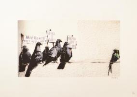 Banksy: Migrant. Ofszet litográfia, papír, jelzett a nyomaton, POW Printmakingszárazpecséttel Grafiart - Aviomar UK. tanúsítvánnyal Számozott: 15/150. Lapméret:70x50 cm, / Numbered, marked
