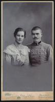 cca 1900 Katonatiszt és felesége, keményhátú fotó Uher Ödön budapesti műterméből, 20×10,5 cm