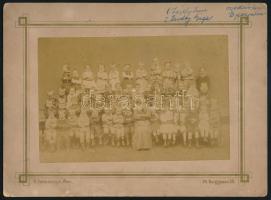 cca 1900 Óvodások csoportképe, kartonra kasírozott fotó Tomaszczyk bécsi műterméből, 10,5×15 cm
