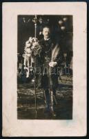cca 1920 Nagyatádi Szabó István (1863-1924) kisgazda politikus, földművelésügyi miniszter díszruhás műtermi fotója, hátoldalán megírt fotólap (Fotofilm Cluj), 13,5x8,5 cm