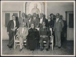 1937 A Piarista Főgimnázium nagy tanácstermében 40 éves érettségi találkozó csoportképe, hátoldalon a résztvevők neveivel, Inkey pecséttel jelzett fotója, 17×23 cm