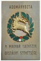 DN Adományozta a Magyar Vadászok Országos Szövetsége egyoldalas fém emlékplakett, aranyozott, zománcozott fém rátéttel, hátoldalán 81. gravírozással, dísztokban (71x52mm) T:2 ujjlenyomat, karc