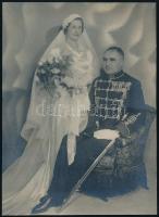 cca 1920-1930 Huszártiszt esküvői fotója, díszegyenruhában, karddal, számos kitüntetéssel, nagyméretű fotó, hátoldalán ragasztásnyomok, 23x16,5 cm