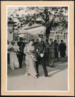cca 1930 Pestszentlőrinc, díszegyenruhás huszárok esküvője, násznéppel, kartonra kasírozott, hátoldalán pecséttel jelzett, nagyméretű fotó, 23,5x17 cm