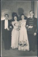 1940 Bp., erdélyi bál a Vigadóban, fiatal katona hölgyekkel, Kredatus Károly felvétele, hátoldalán feliratozott, pecséttel jelzett fotó, 17,5x11,5 cm