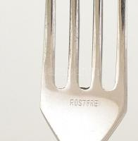 Ezüst (Ag) nyelű négy személyes süteményes kés és villa készlet Jelzett, szép állapotban 21 cm