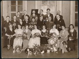 cca 1930-1940 Báltermi csoportkép, rajta magas rangú katonatiszt, hölgyek koszorúkkal, nagyméretű fotó, 23,5x17,5 cm