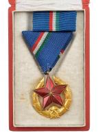 1951. "Közbiztonsági Érem" arany fokozata a rendőrség tagjai részére, szalagsávval, eredet...