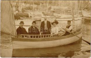 1911 Abbazia, Opatija; csónakázó társaság / rowing boat. Photo-Manufaktur E. Jelussich (Fiume-Abbazia) photo (fa)
