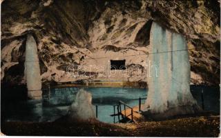 1913 Dobsina, Dobschau; Dobsinai jégbarlang, belső. A kút és az oltár a nagyteremben. Fejér Endre kiadása / Eishöhle Dobsina / Dobsinská ladová jaskyna / ice cave, interior (EK)