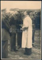 1953 Reading, I. Baldvin belga király és Albert herceg (később II. Albert király) találkozója Bernard Montgomery brit tábornaggyal, hátoldalán feliratozott fotó, 17,5x12 cm